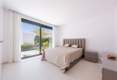 Spacious Contemporary Villa in the Heart of the Golden Triangle!