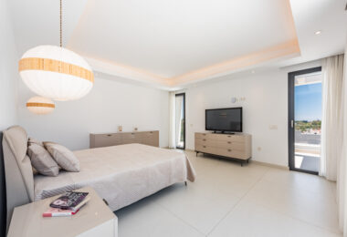 Spacious Contemporary Villa in the Heart of the Golden Triangle!