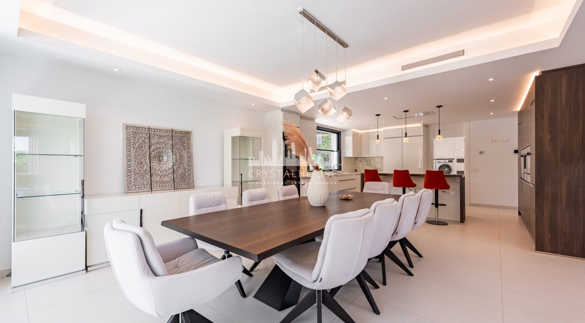 Spacious Contemporary Villa in the Heart of the Golden Triangle!