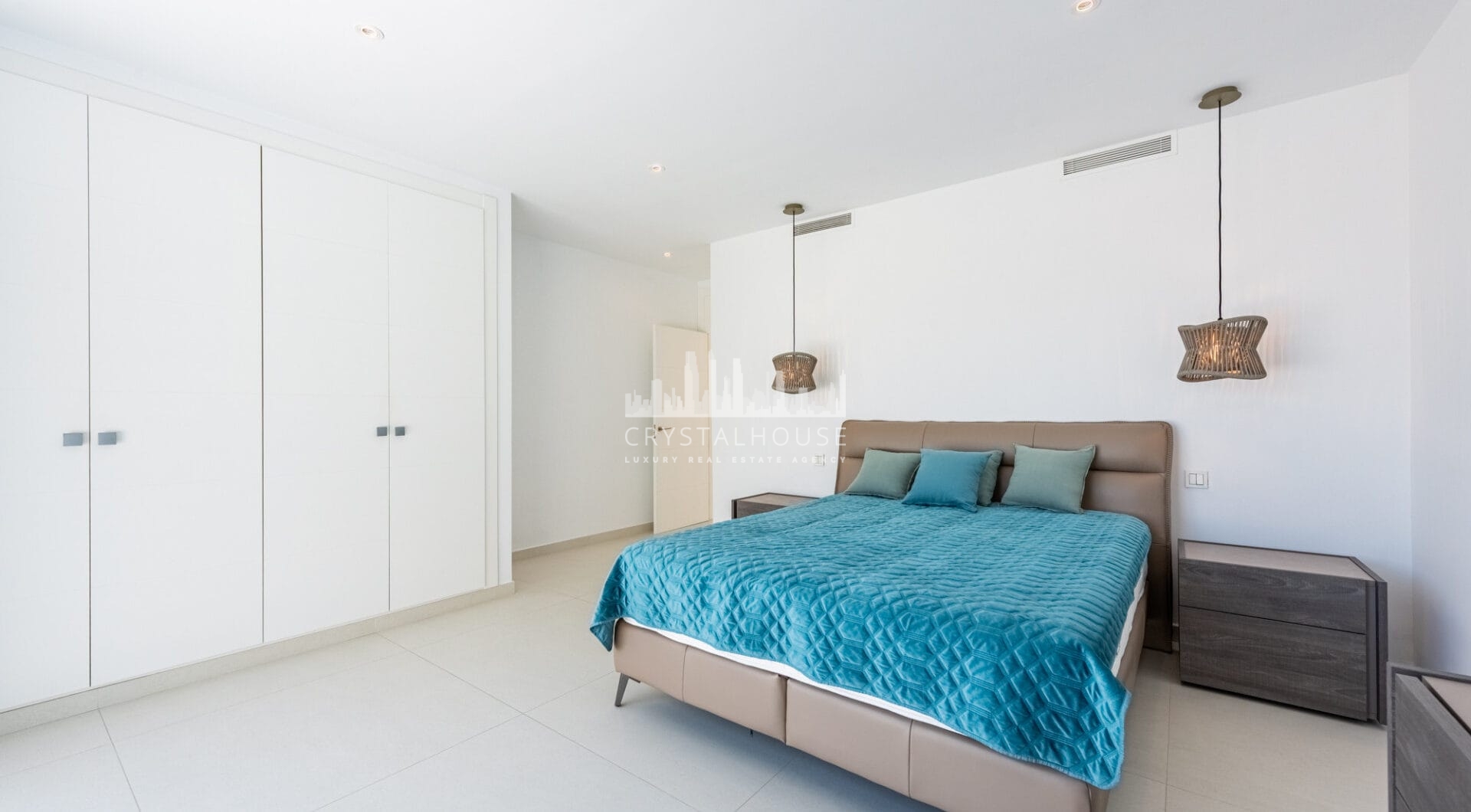 Spacious Contemporary Villa in the Heart of the Golden Triangle!