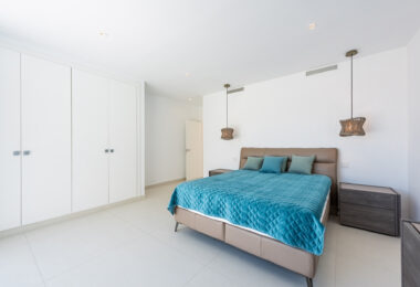 Spacious Contemporary Villa in the Heart of the Golden Triangle!