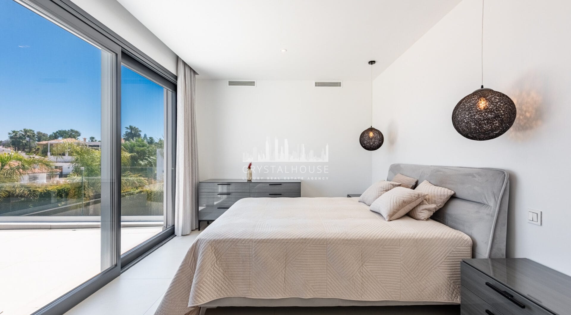 Spacious Contemporary Villa in the Heart of the Golden Triangle!