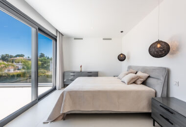 Spacious Contemporary Villa in the Heart of the Golden Triangle!