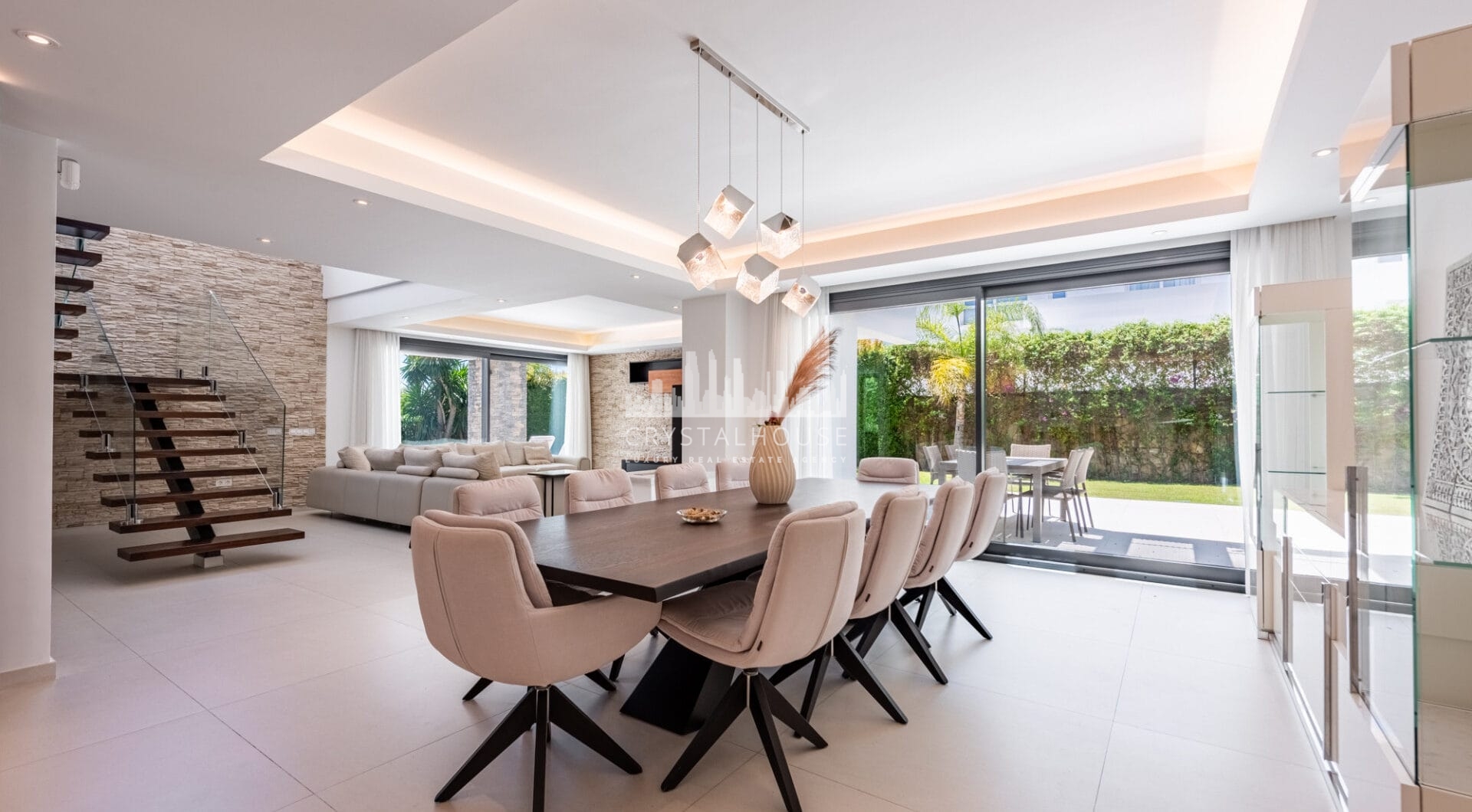 Spacious Contemporary Villa in the Heart of the Golden Triangle!