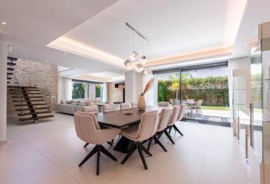 Spacious Contemporary Villa in the Heart of the Golden Triangle!