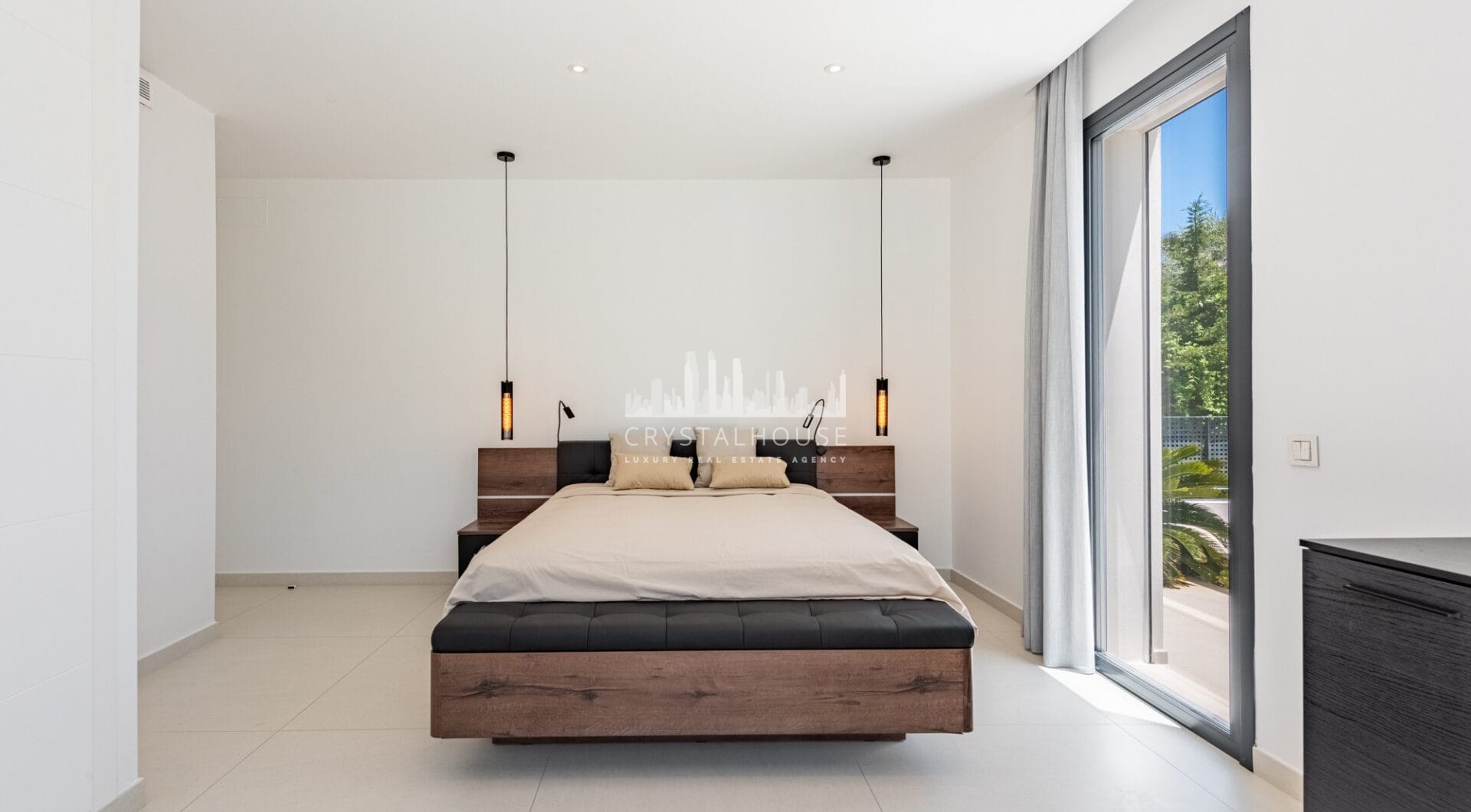 Spacious Contemporary Villa in the Heart of the Golden Triangle!