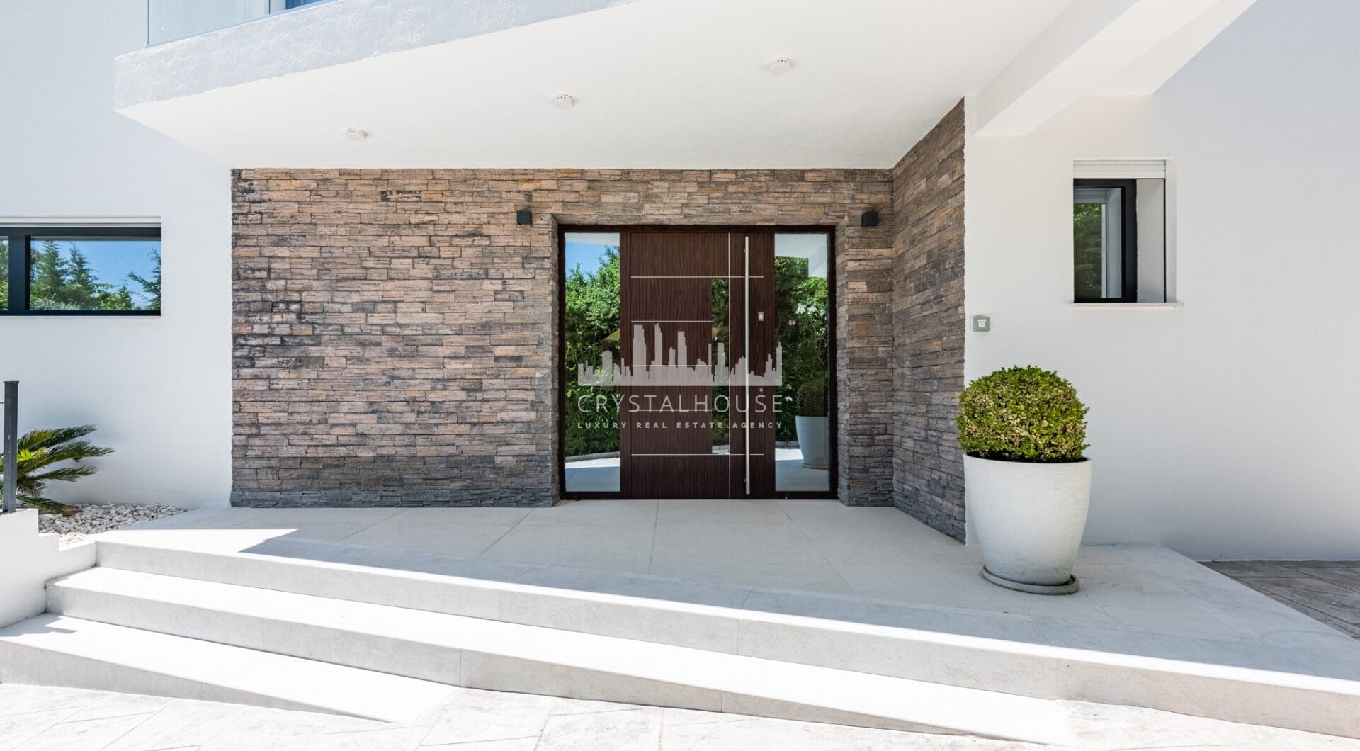 Spacious Contemporary Villa in the Heart of the Golden Triangle!