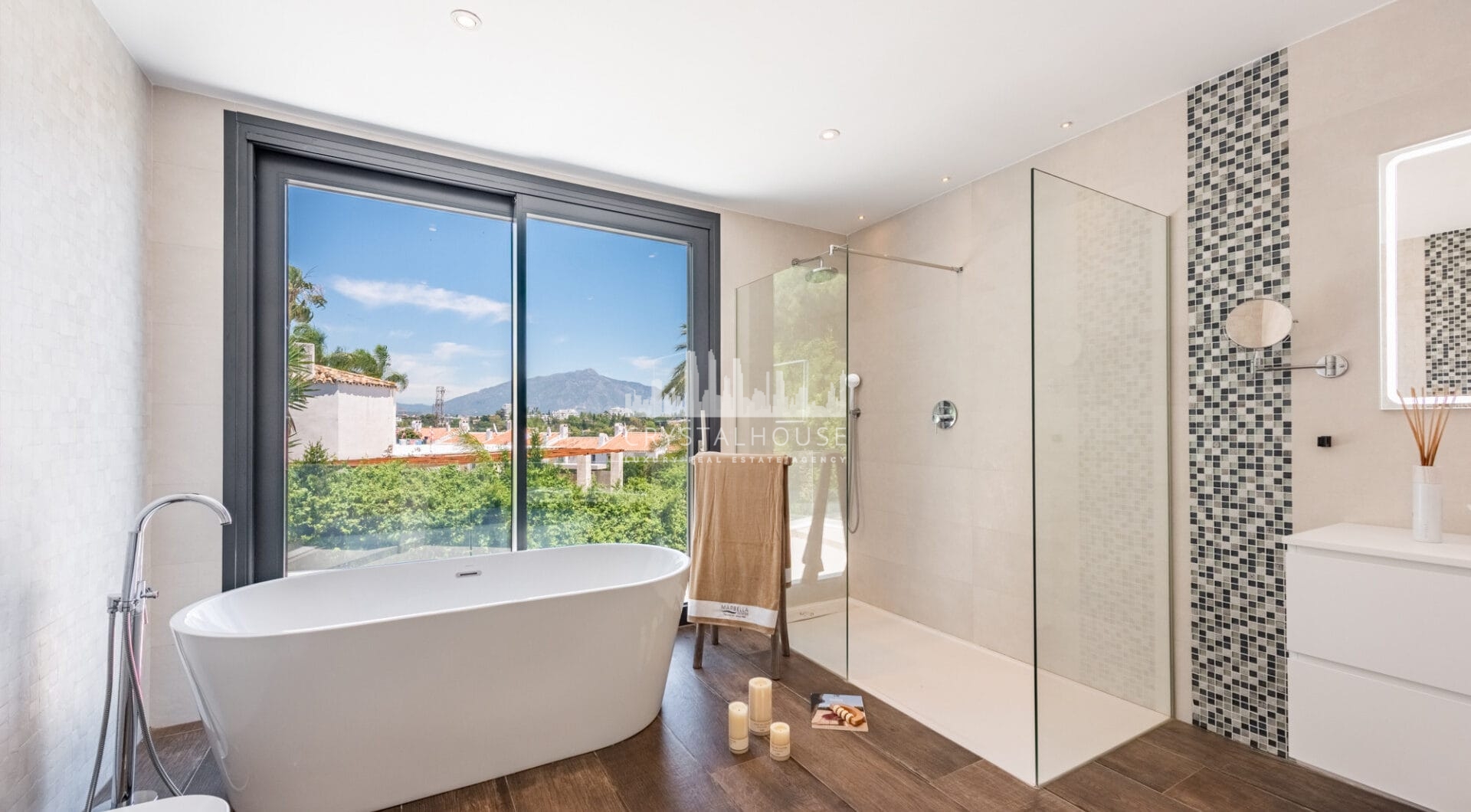 Spacious Contemporary Villa in the Heart of the Golden Triangle!