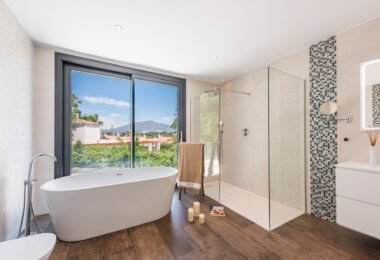 Spacious Contemporary Villa in the Heart of the Golden Triangle!