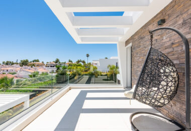 Spacious Contemporary Villa in the Heart of the Golden Triangle!
