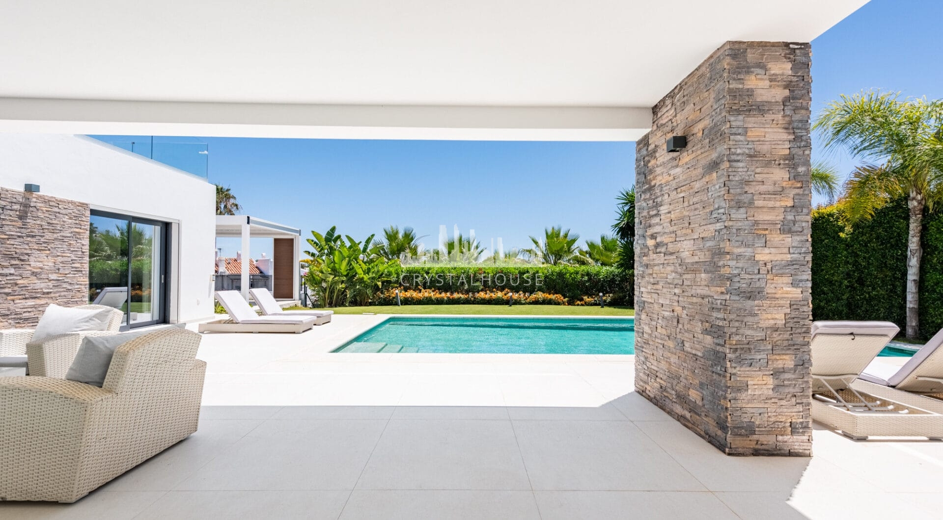 Spacious Contemporary Villa in the Heart of the Golden Triangle!