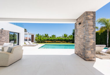 Spacious Contemporary Villa in the Heart of the Golden Triangle!