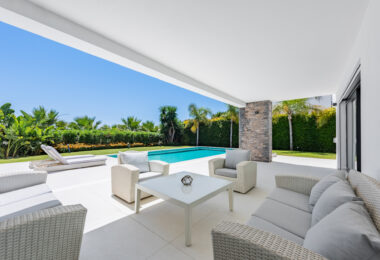 Spacious Contemporary Villa in the Heart of the Golden Triangle!