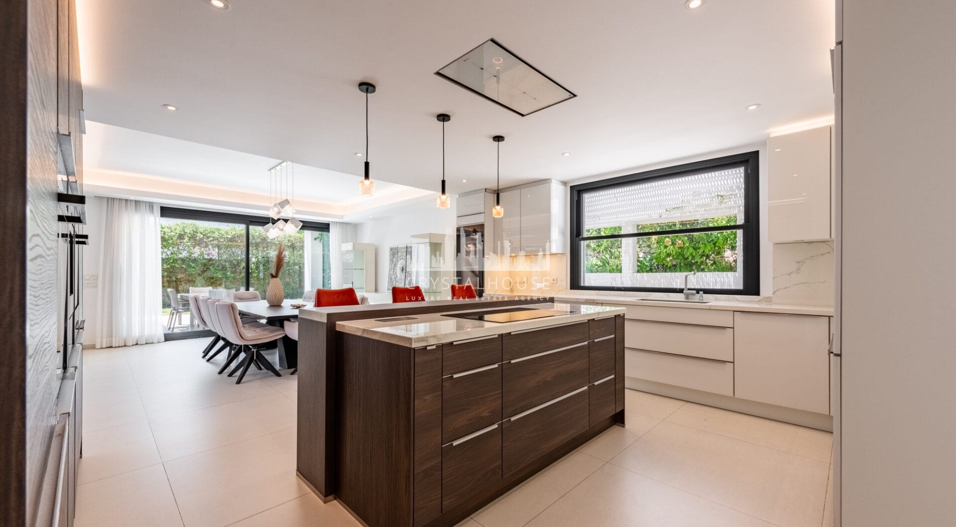 Spacious Contemporary Villa in the Heart of the Golden Triangle!