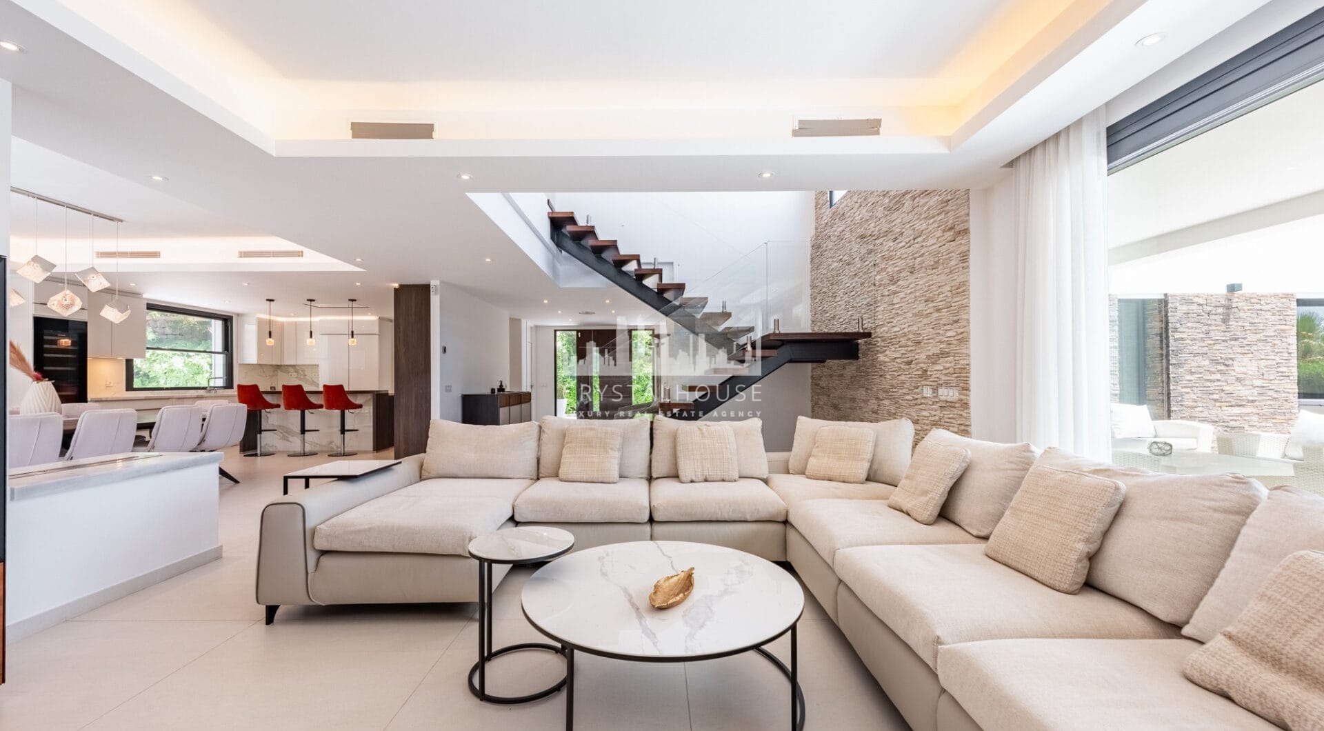Spacious Contemporary Villa in the Heart of the Golden Triangle!