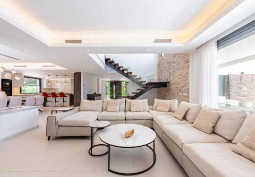 Spacious Contemporary Villa in the Heart of the Golden Triangle!