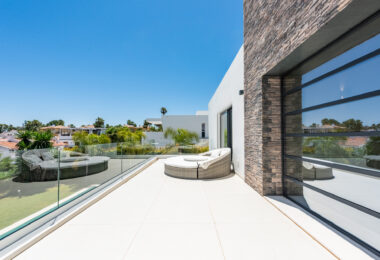 Spacious Contemporary Villa in the Heart of the Golden Triangle!