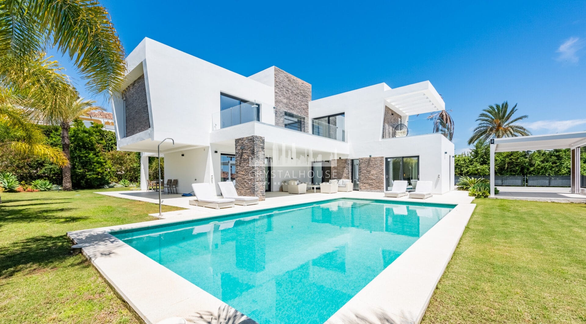 Spacious Contemporary Villa in the Heart of the Golden Triangle!