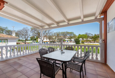 Elegant Villa in central San Pedro! With 3 separate apartments and garage for 10 cars.