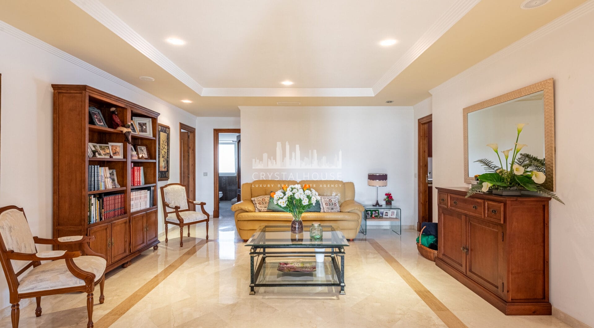 Elegant Villa in central San Pedro! With 3 separate apartments and garage for 10 cars.