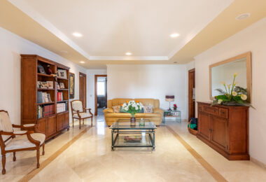 Elegant Villa in central San Pedro! With 3 separate apartments and garage for 10 cars.