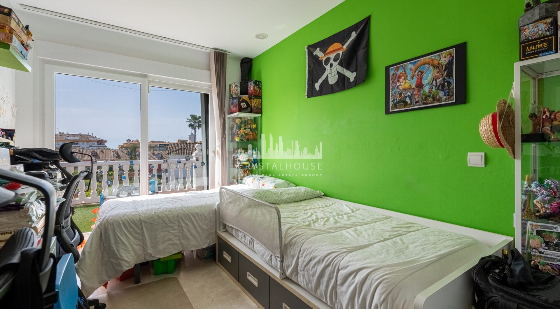 Elegant Villa in central San Pedro! With 3 separate apartments and garage for 10 cars.