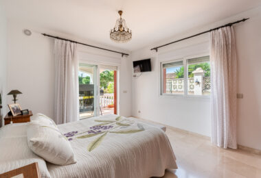 Elegant Villa in central San Pedro! With 3 separate apartments and garage for 10 cars.
