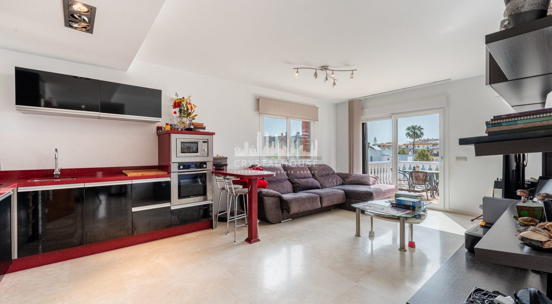 Elegant Villa in central San Pedro! With 3 separate apartments and garage for 10 cars.