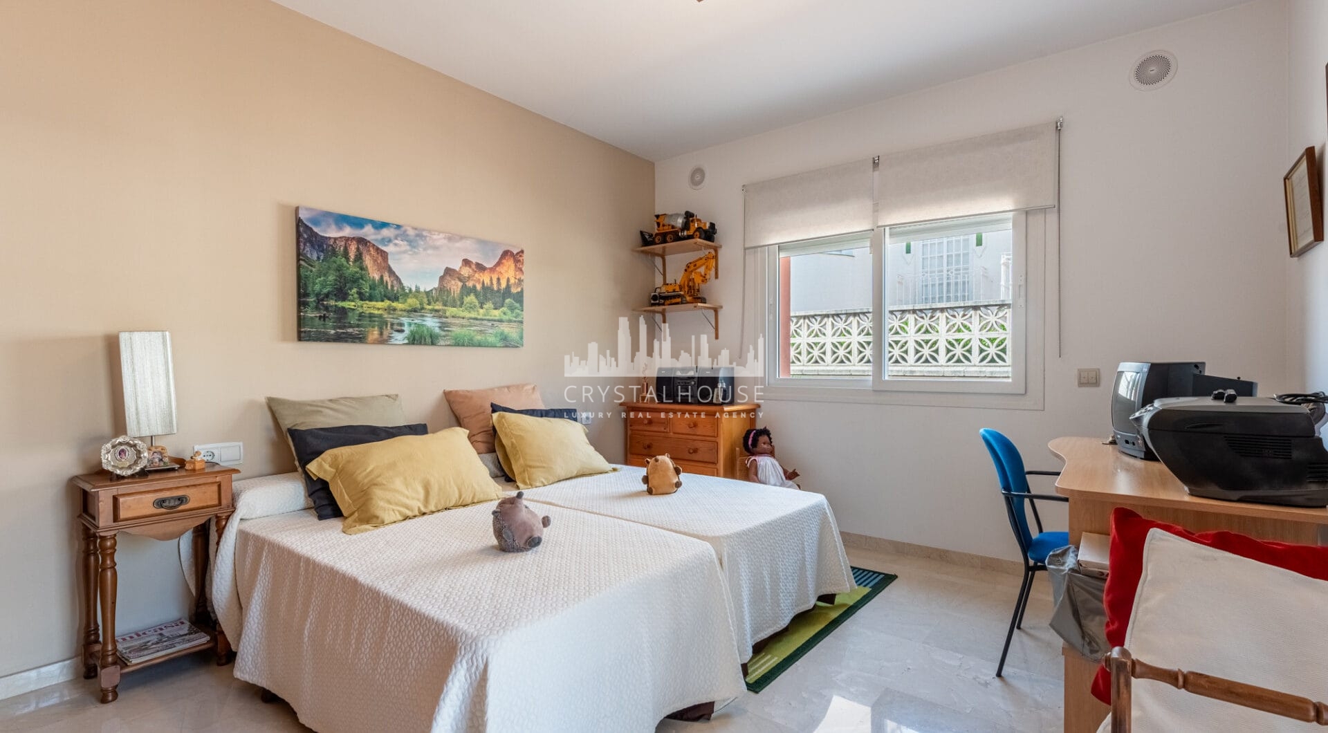 Elegant Villa in central San Pedro! With 3 separate apartments and garage for 10 cars.