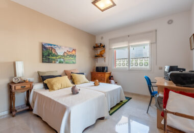 Elegant Villa in central San Pedro! With 3 separate apartments and garage for 10 cars.