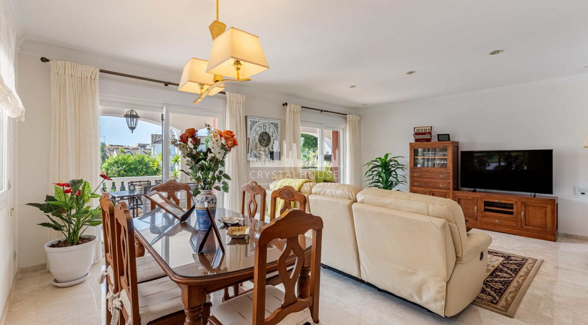 Elegant Villa in central San Pedro! With 3 separate apartments and garage for 10 cars.