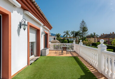 Elegant Villa in central San Pedro! With 3 separate apartments and garage for 10 cars.