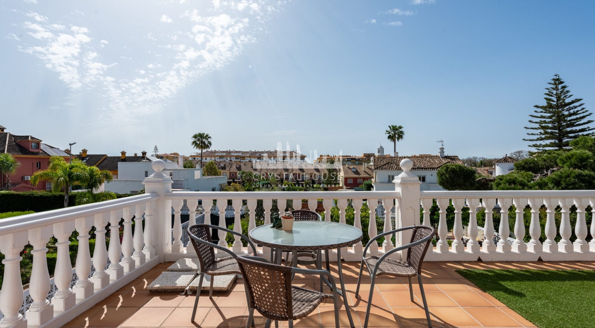 Elegant Villa in central San Pedro! With 3 separate apartments and garage for 10 cars.