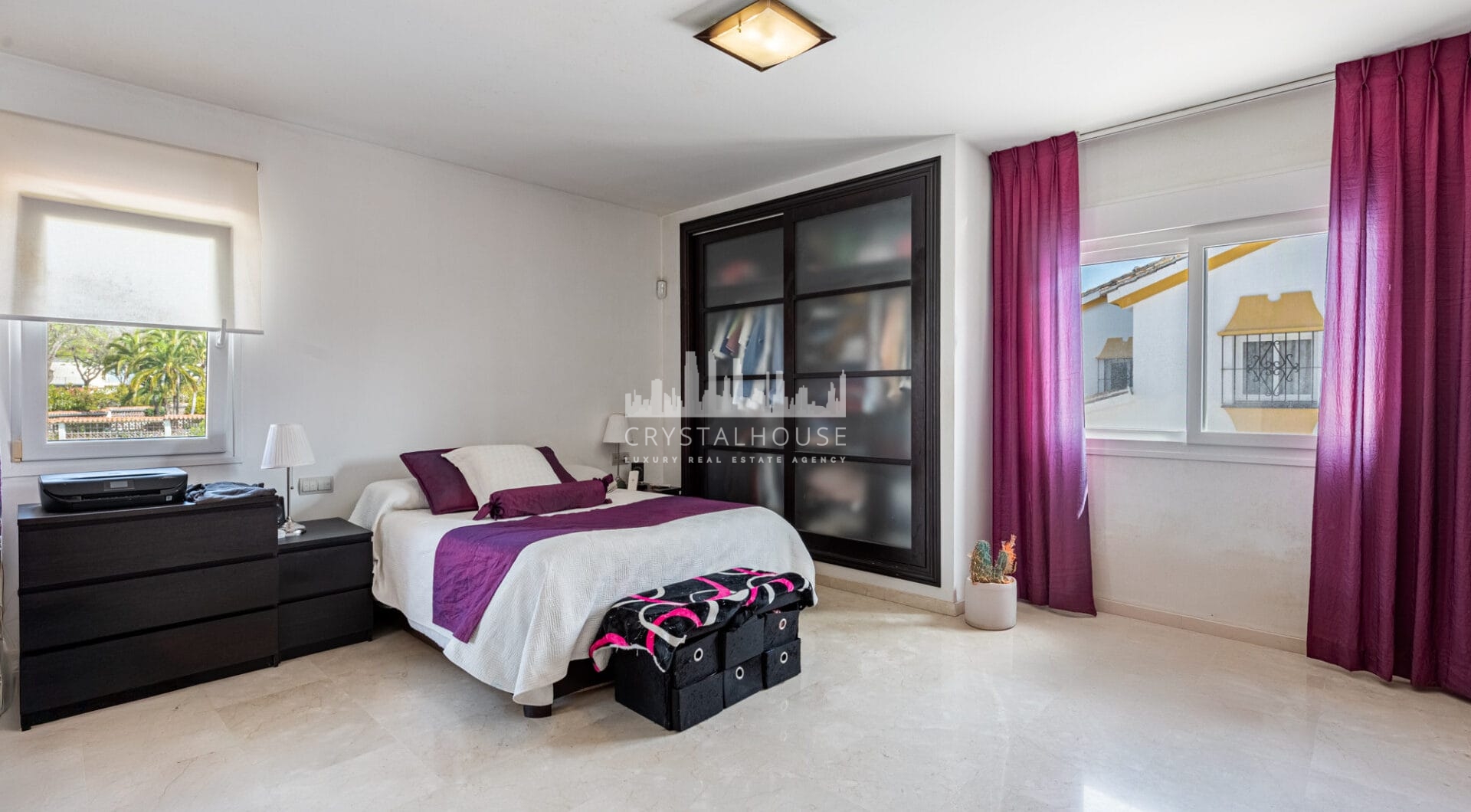 Elegant Villa in central San Pedro! With 3 separate apartments and garage for 10 cars.