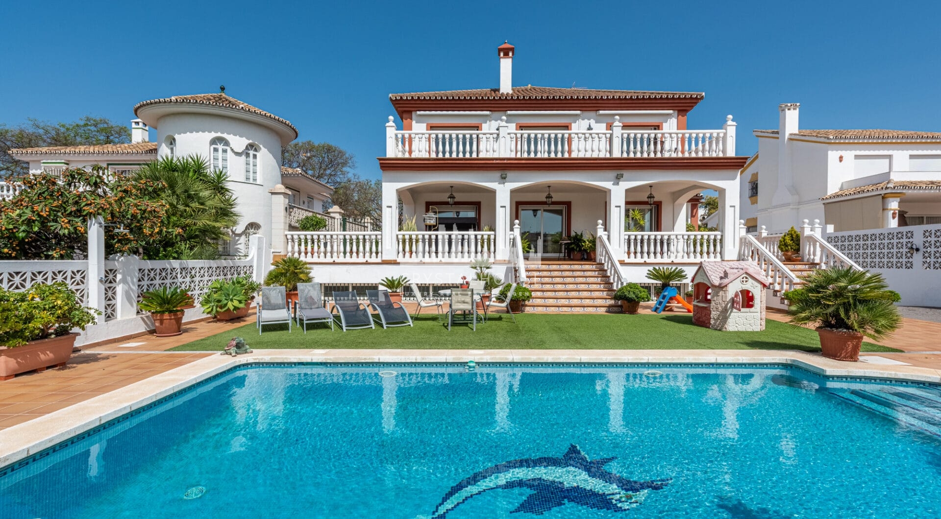 Elegant Villa in central San Pedro! With 3 separate apartments and garage for 10 cars.
