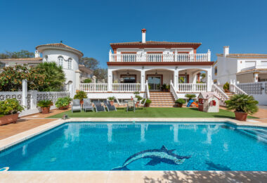 Elegant Villa in central San Pedro! With 3 separate apartments and garage for 10 cars.