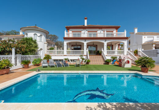 Elegant Villa in central San Pedro! With 3 separate apartments and garage for 10 cars.