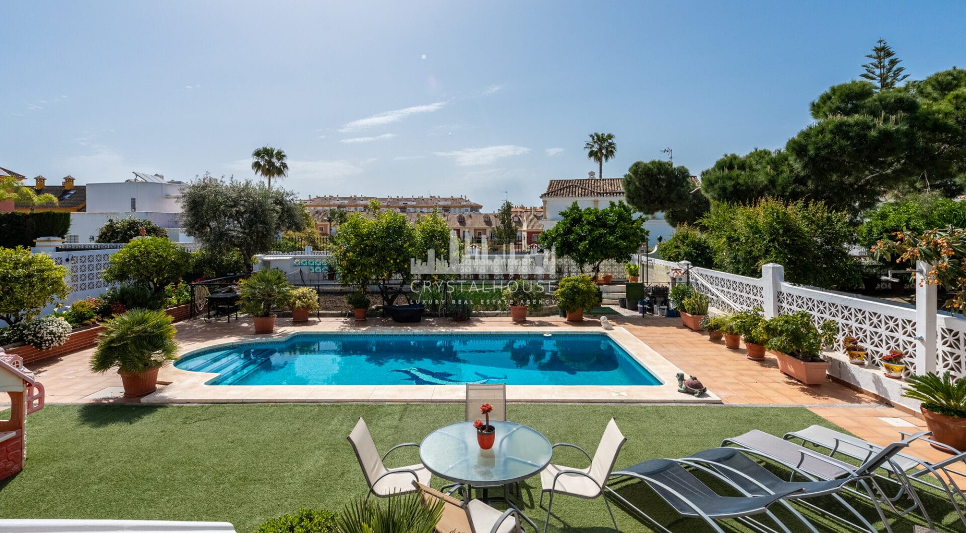 Elegant Villa in central San Pedro! With 3 separate apartments and garage for 10 cars.