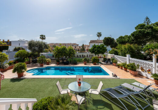 Elegant Villa in central San Pedro! With 3 separate apartments and garage for 10 cars.