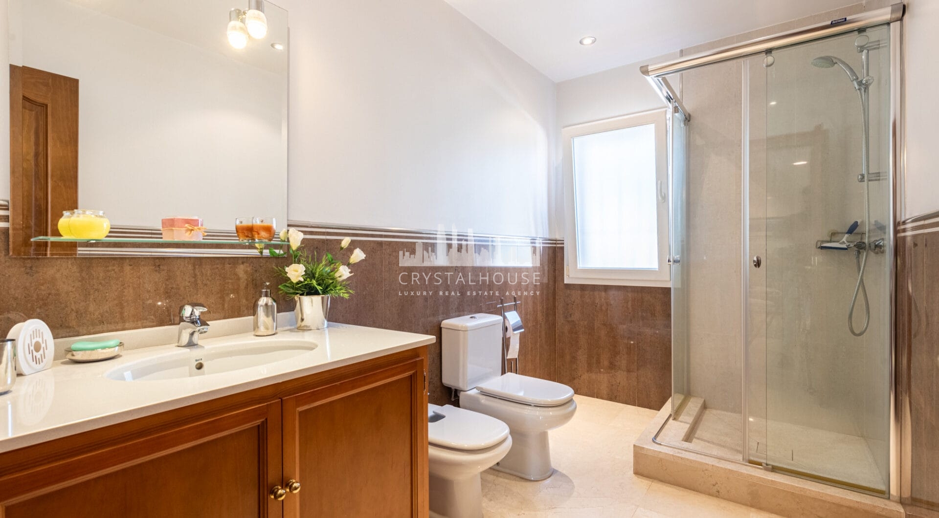 Elegant Villa in central San Pedro! With 3 separate apartments and garage for 10 cars.