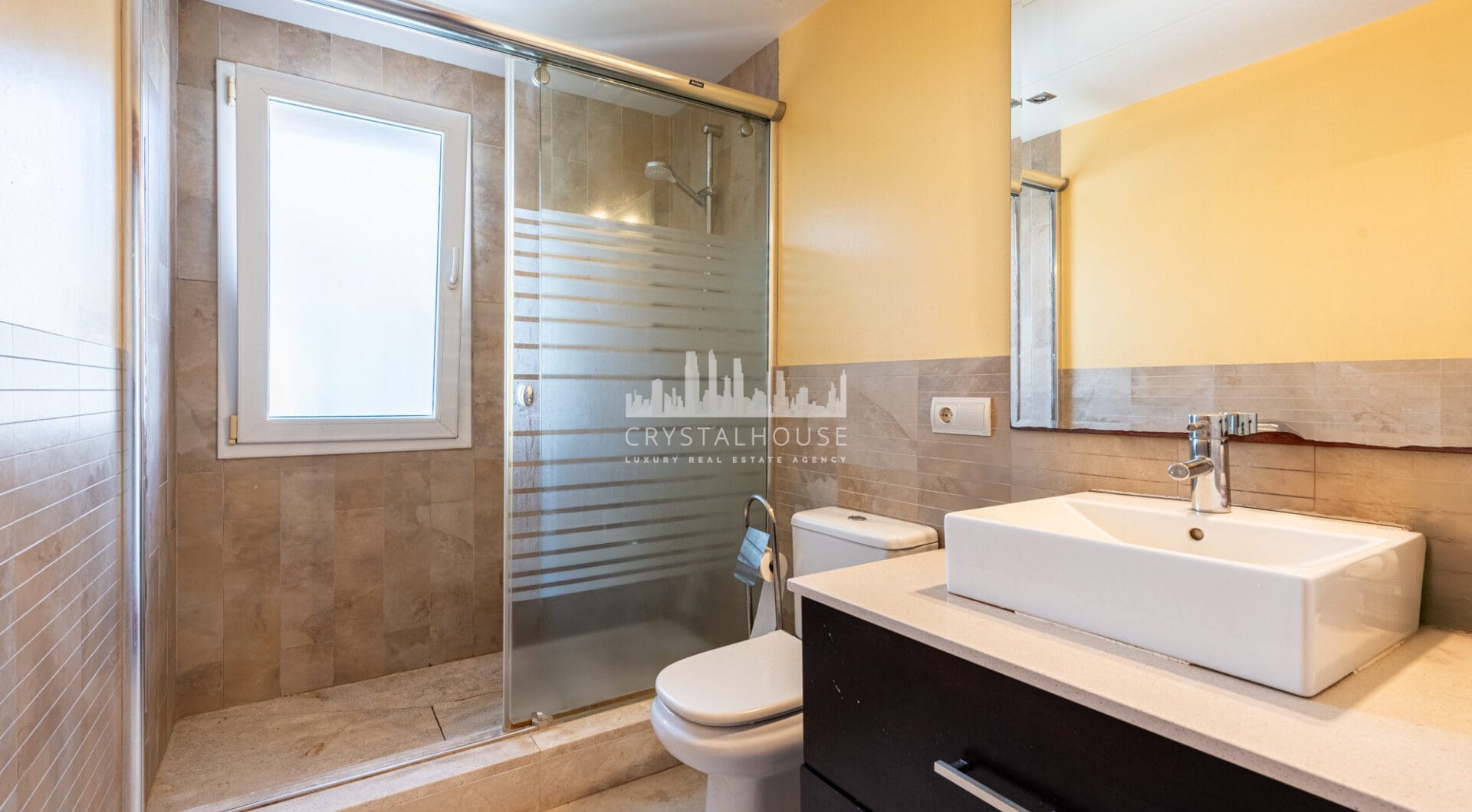 Elegant Villa in central San Pedro! With 3 separate apartments and garage for 10 cars.