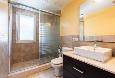 Elegant Villa in central San Pedro! With 3 separate apartments and garage for 10 cars.