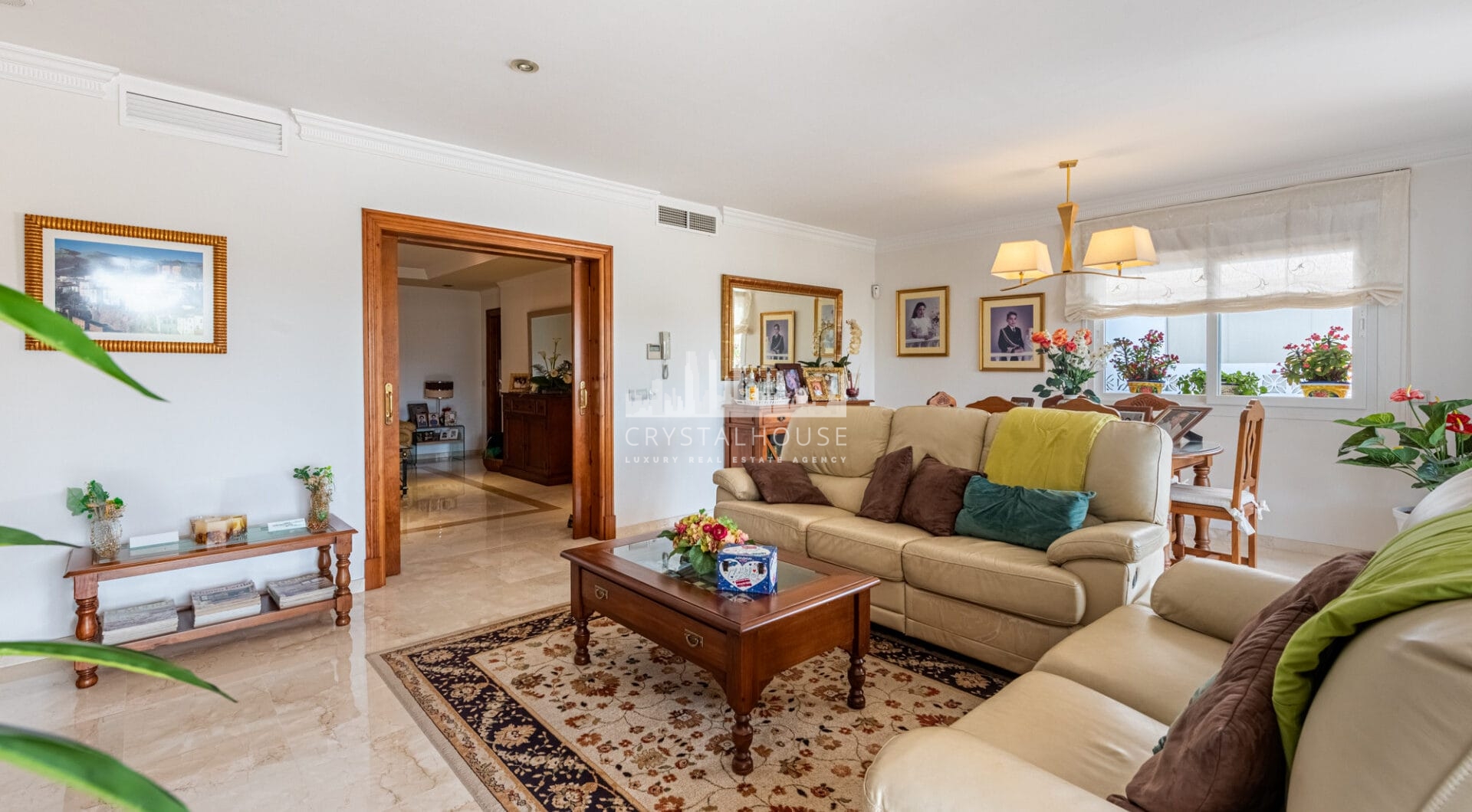 Elegant Villa in central San Pedro! With 3 separate apartments and garage for 10 cars.