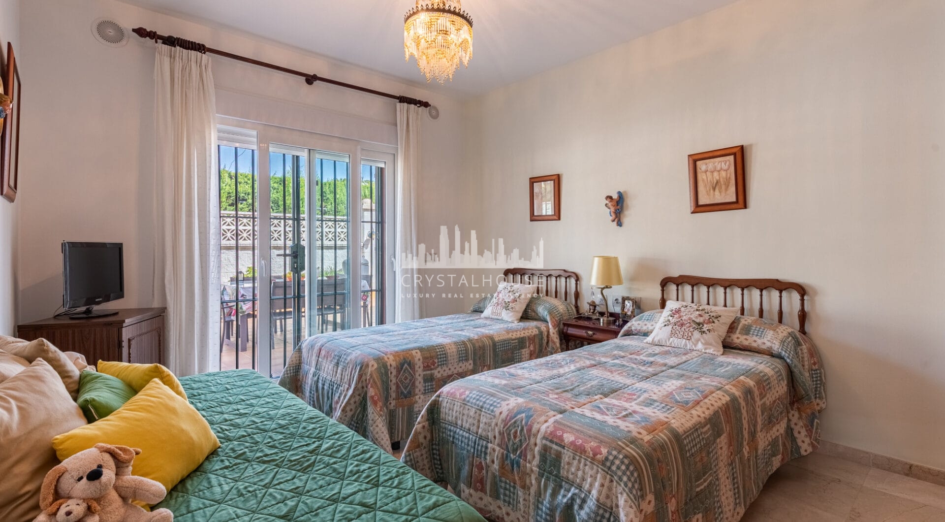 Elegant Villa in central San Pedro! With 3 separate apartments and garage for 10 cars.