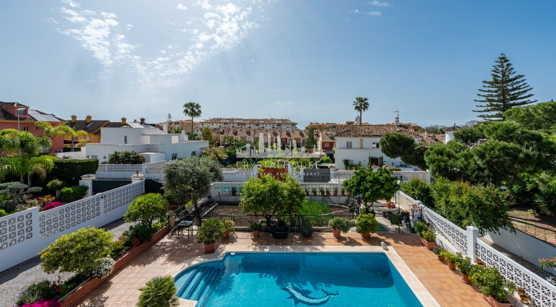 Elegant Villa in central San Pedro! With 3 separate apartments and garage for 10 cars.