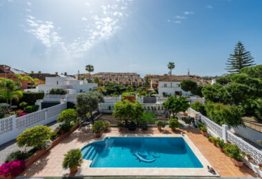 Elegant Villa in central San Pedro! With 3 separate apartments and garage for 10 cars.