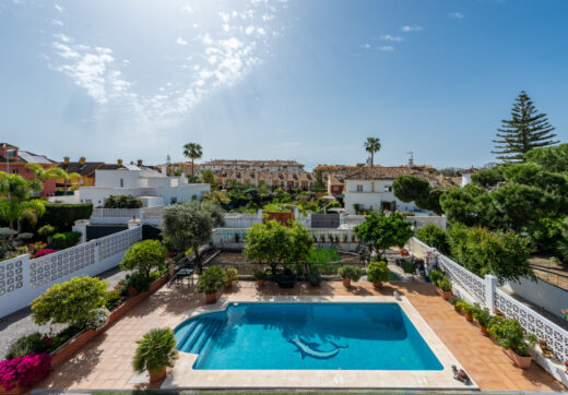 Elegant Villa in central San Pedro! With 3 separate apartments and garage for 10 cars.