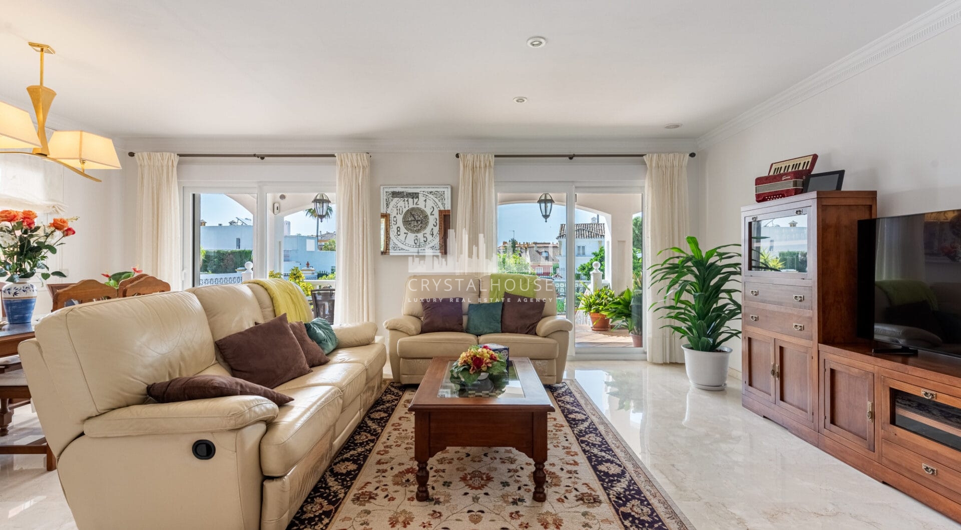 Elegant Villa in central San Pedro! With 3 separate apartments and garage for 10 cars.