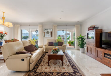 Elegant Villa in central San Pedro! With 3 separate apartments and garage for 10 cars.