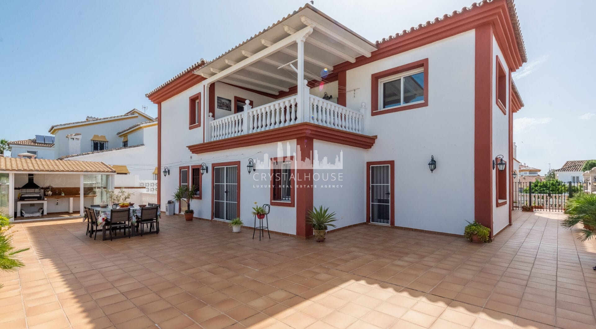 Elegant Villa in central San Pedro! With 3 separate apartments and garage for 10 cars.